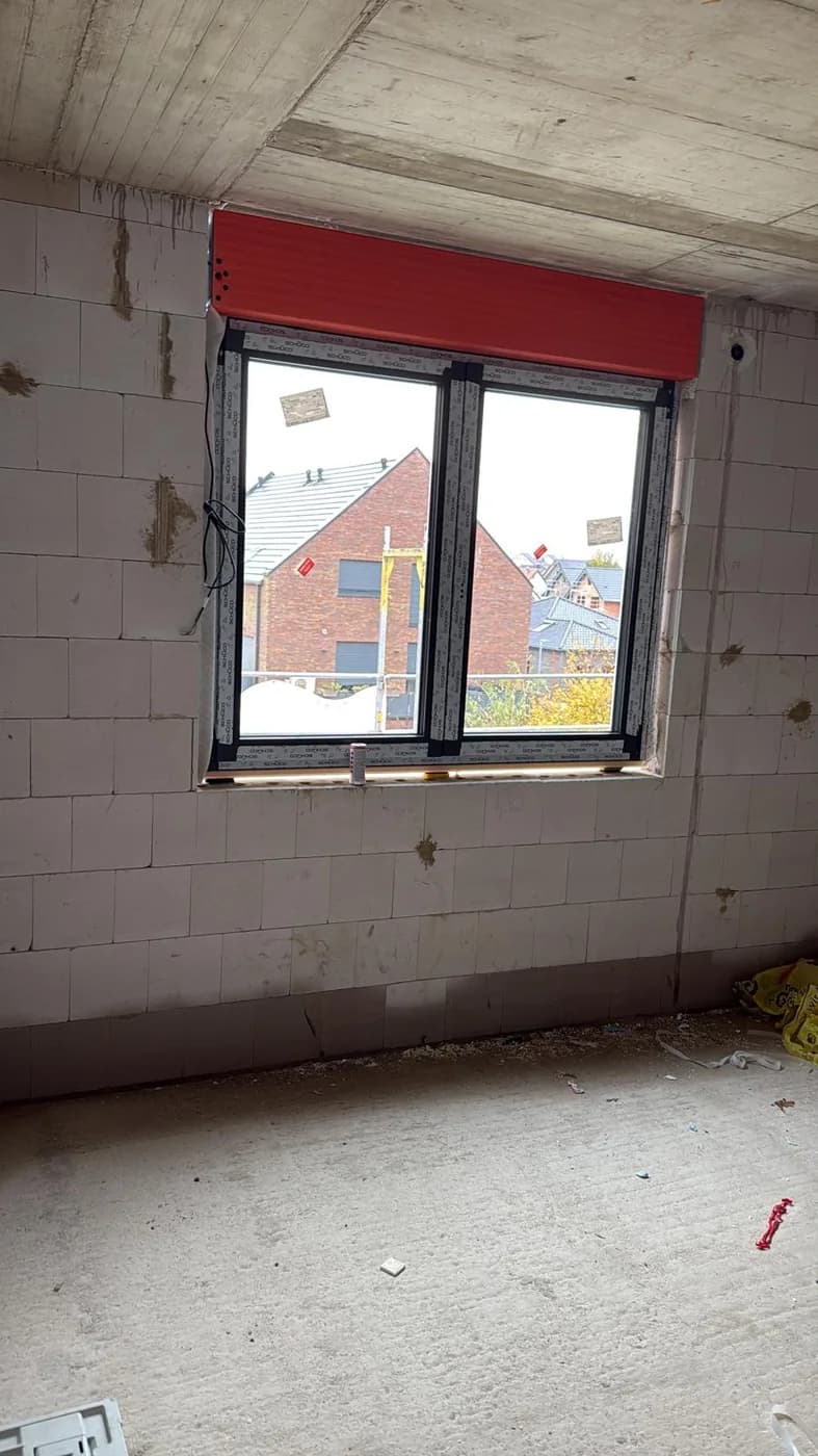 Zweiflügeliges anthrazitgraues Fenster im selben Rohbau, Ansicht von innen